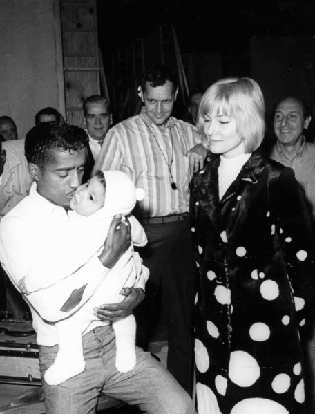Sammy Davis Jr With His Wife May Britt And Their Son During A Break Of The Film Shooting.