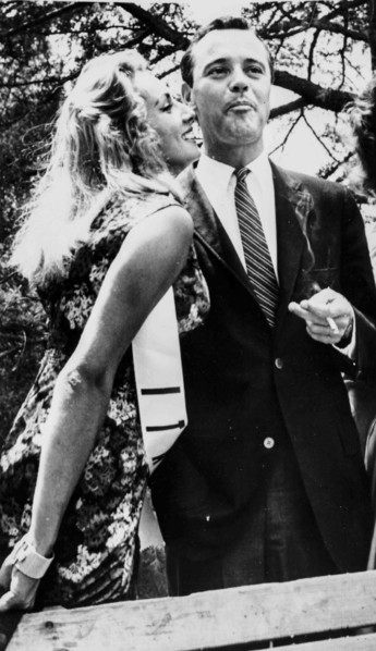 Jack Lemmon and Maria Grazia Buccella.