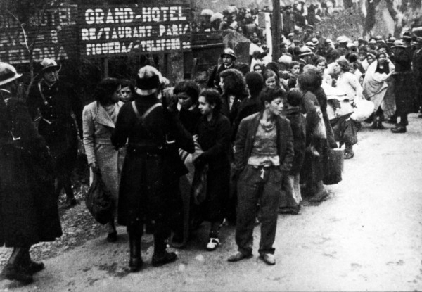 Spanish Refugees Jumped Into France.