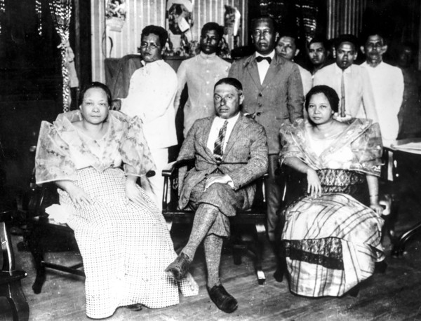 Francesco de pinedo with far east people, 1925