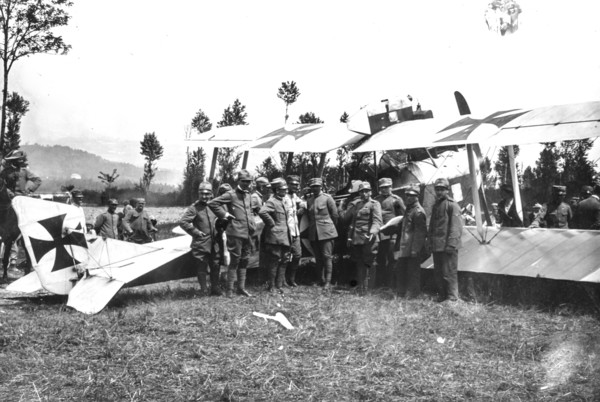 Lentiai 1917, italian soldier near albatros d.III