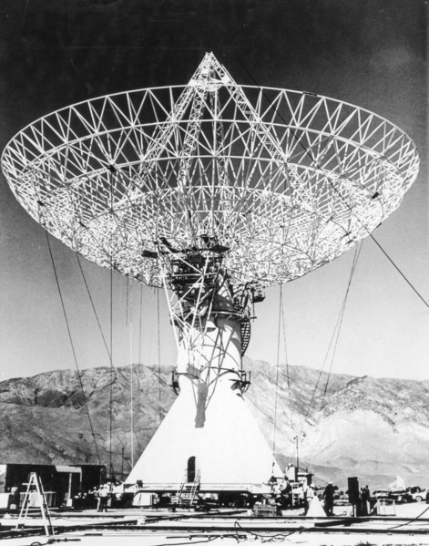 Radio telescope at the California Institute of Technology, owens valley, california, usa.1967