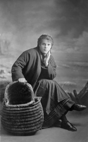 A portrait of a fisherlass with her basket.