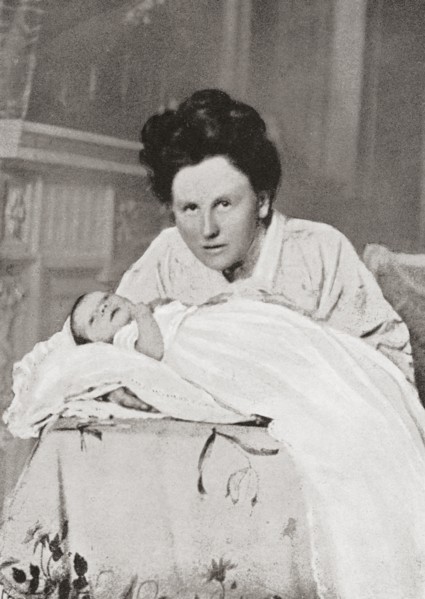 Wilhelmina of the Netherlands with her newly born daughter Princess Juliana.