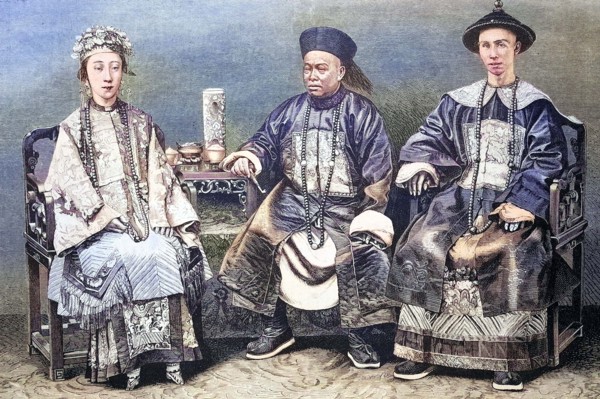 War mandarin and civilian mandarin next to a mandarin woman in imperial China.