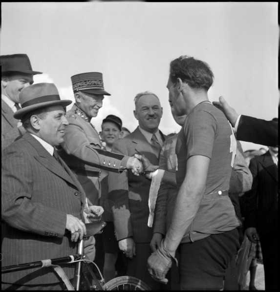 General Guisan congratulates Pierre Champion, Renens 1946.