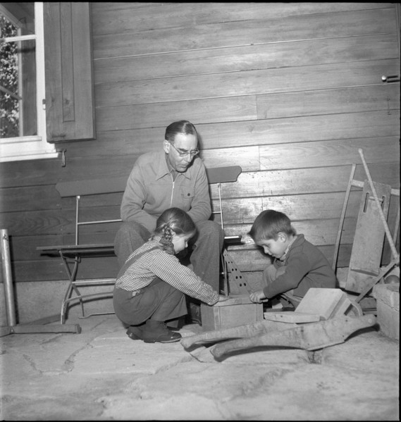 Max Werner Lenz with children of Elsie Attenhofer around 1955.