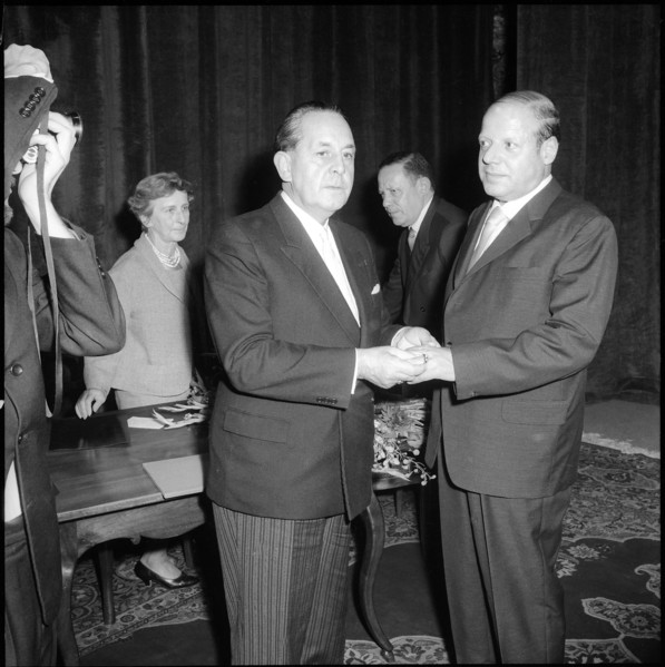 Arnold Schwengeler presents Ernst Ginsberg with the Hans Reinhart Ring, 1963.