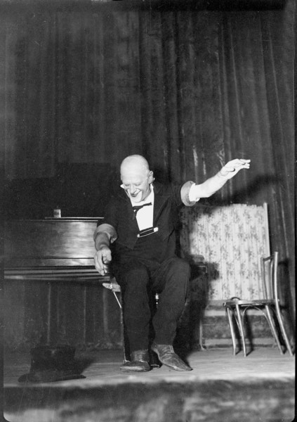 Grock performing around 1946
