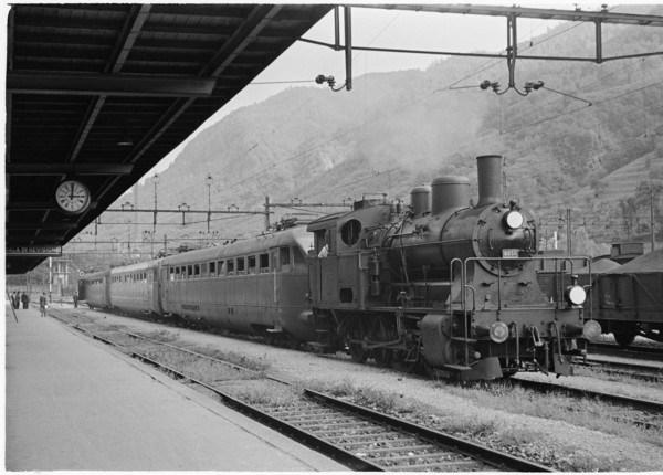 WW 2: border in Chiasso, station, 1943