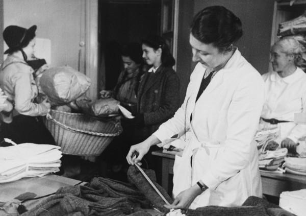 Collecting clothes for Swiss soldiers 1941.