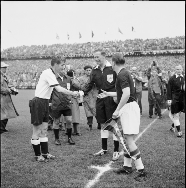Before football WC 1954: Hand shakes Walter and Puskas.