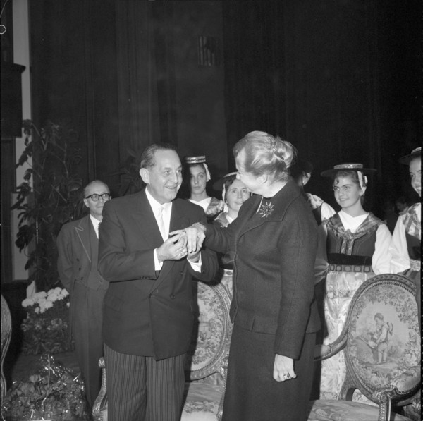 A. Schwengeler presents Marguerite Cavadaski with the Hans Reinhart-Ring, 1961.