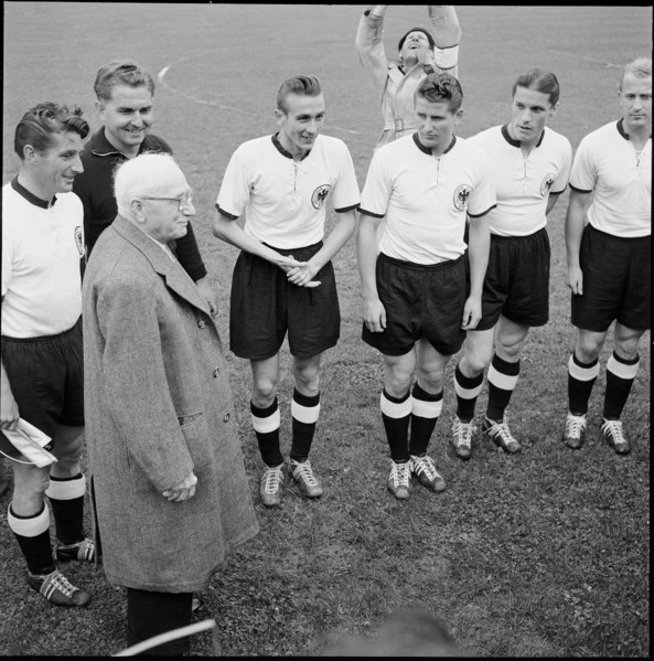 Football WC 1954: Rimet welcomes the German team.