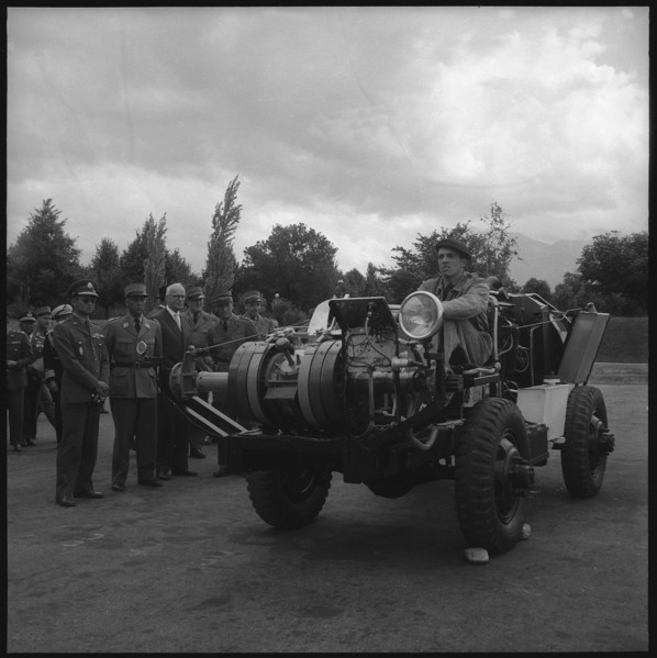King Bhumibol of Thailand (l) visiting soldiers in Thun, 1960 .