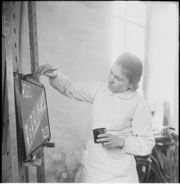 Miss Oehrli, master painter 1947