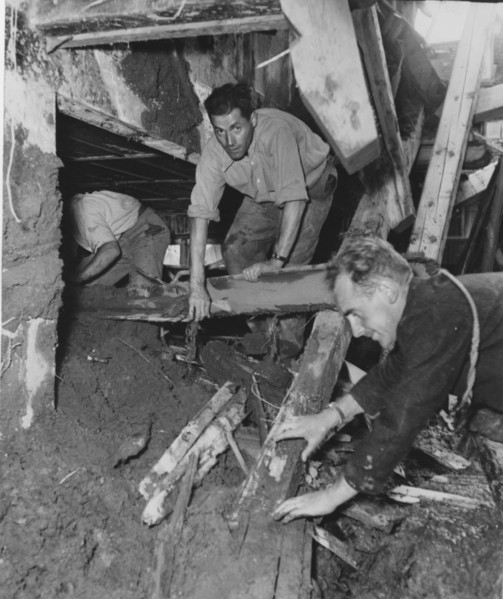 Emergency help after storm in the Emmental; two men doing clearing work 1953.