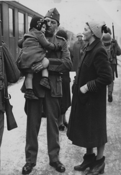 Mobilization. family at the station saying goodbye, around 1943