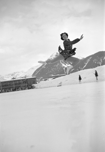 Jeannette Altwegg trains before the European Championship, St. Moritz 1951 .