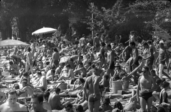 Crowd in the Tiefenbrunnen swimming area, Zurich 1964 .