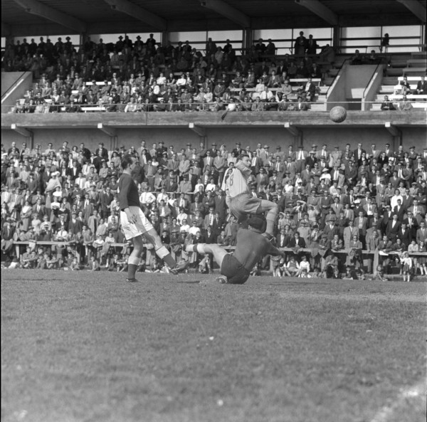 Soccer player Kiki Antenen (centre), ca. 1957.