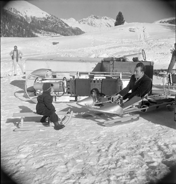 Hans Ringier with one of his children in St. Moritz, 1947.