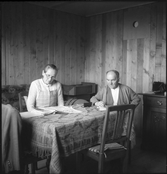 Barrack camp 1944: elderly couple sitting at the table