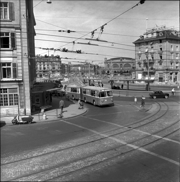 Trolley bus near the Zurich main railway station, around 1955.