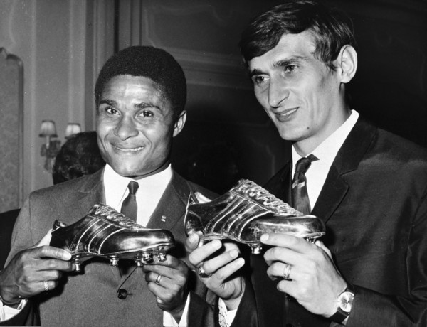 Soccer players Eusebio (gold) and Dunai (silver), best scorers; Paris 1968 .