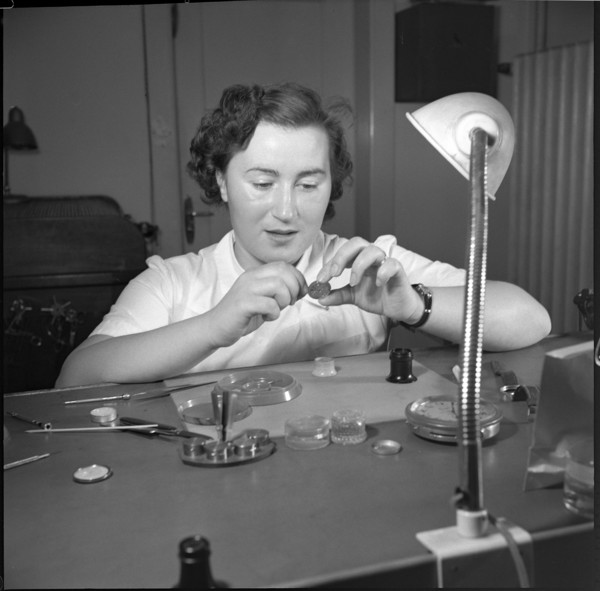 First female master watchmaker in Switzerland: Mrs. Gschwind-Wiedenmann, 1952