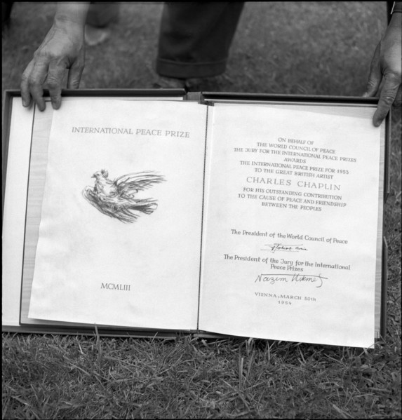 Charles Chaplin receives the International Peace Prize, 1954
