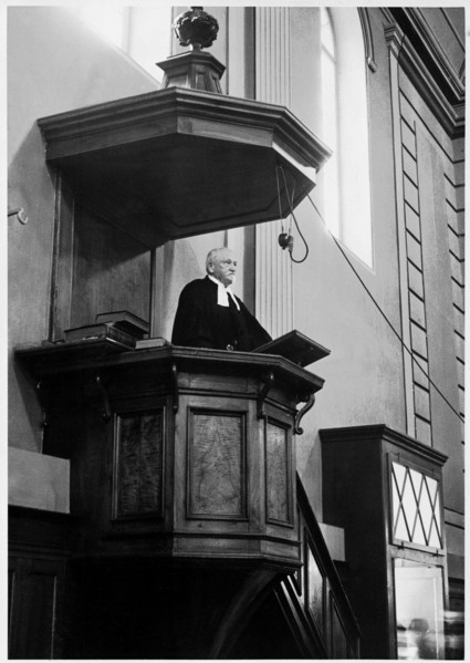 Pastor Jean-Daniel Junod in the pulpit