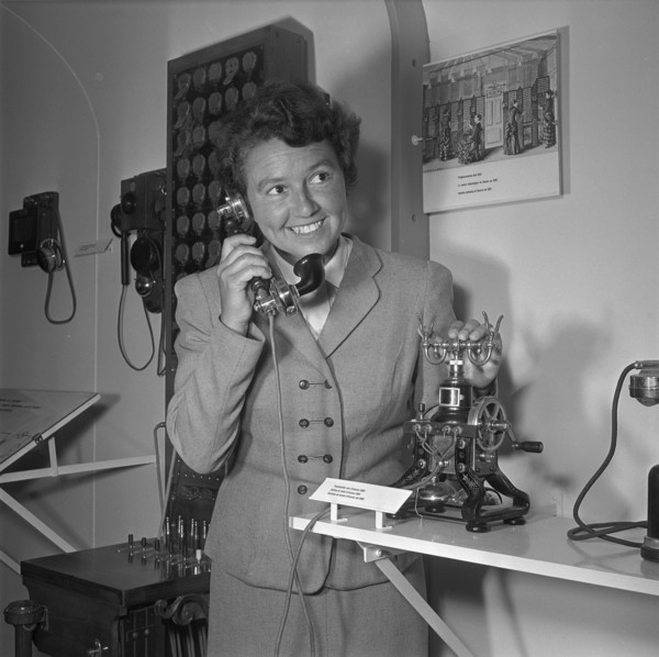 Centenary of communications in Switzerland, exhibition in a rail car 1952