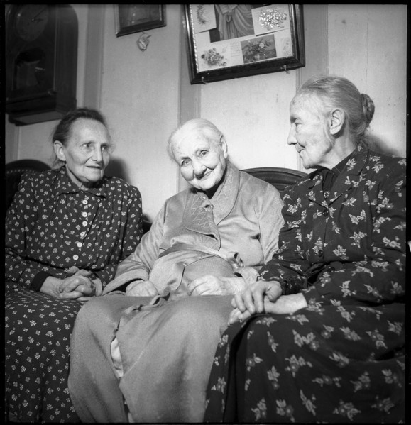 Louise Corminboeuf (C), 100 years old. Villarsiviriaux 1953