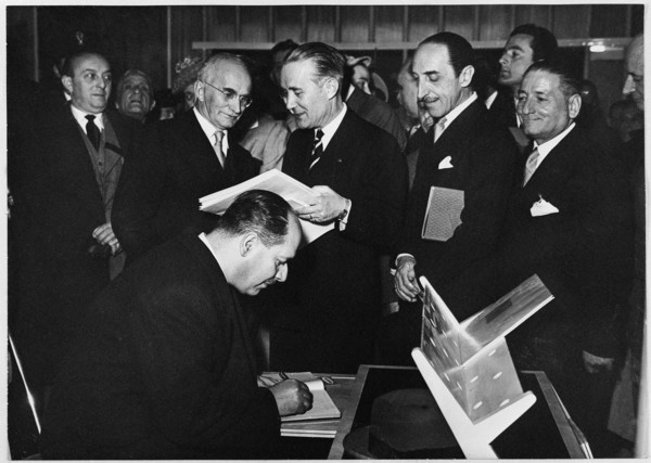 Swiss consul general Brenni and President Luigi Einaudi, 1950.