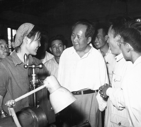 Mao Tse-tung at the machinery plant of the Tientsin University 1958.