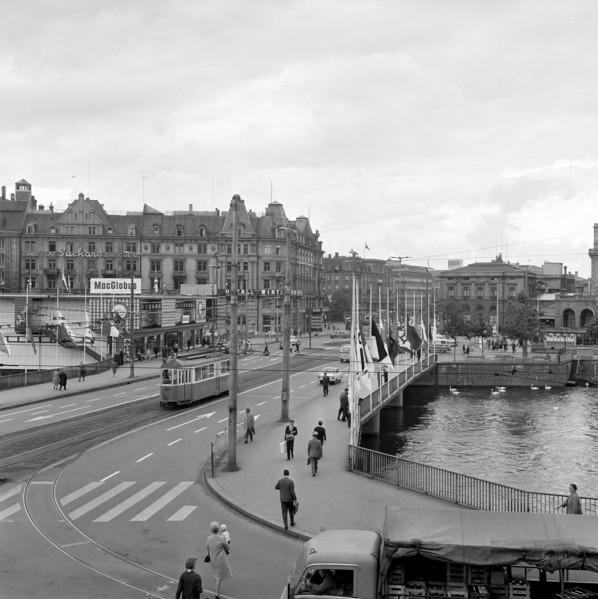 Caravelle crash Durrenasch 1963: flags at half-mast.