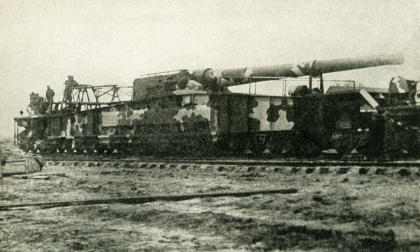 This photo, dating to before 1922, relates to World War I. The caption reads: This American gun has