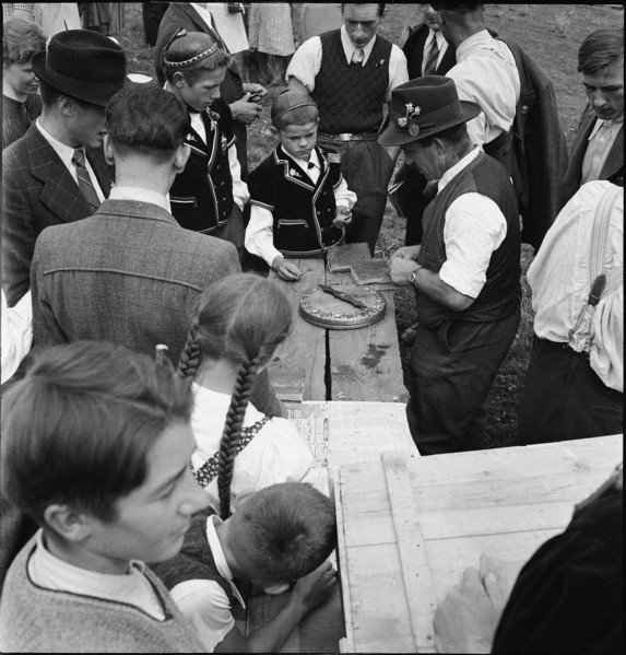 Raffling at the public festival in the Emmental valley, 1942.