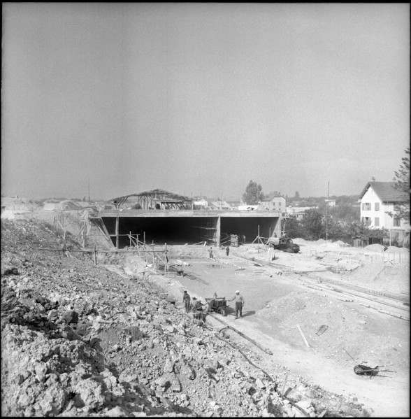 Extension of the airport Geneva-Cointrin, 500m tunnel 1959.