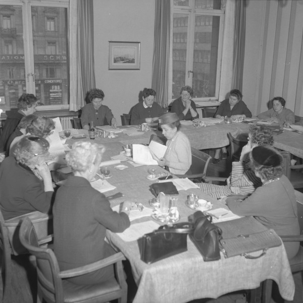 SAFFA fair 1958: meeting of the organisation committee.