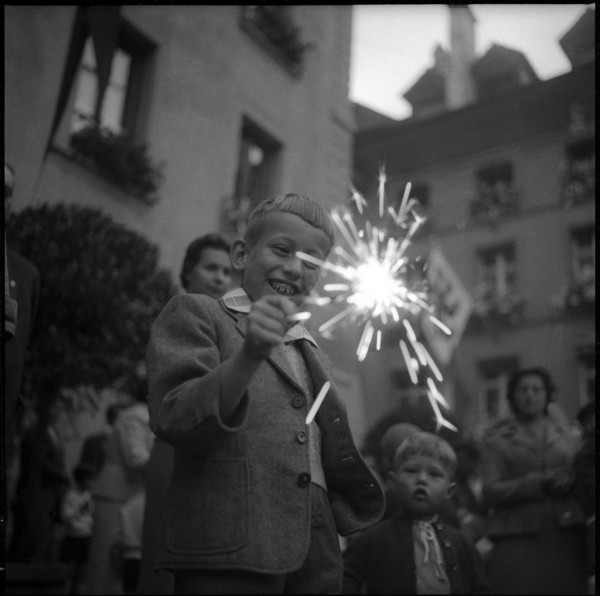 Berne; childen celebrating the national holiday; 1959.