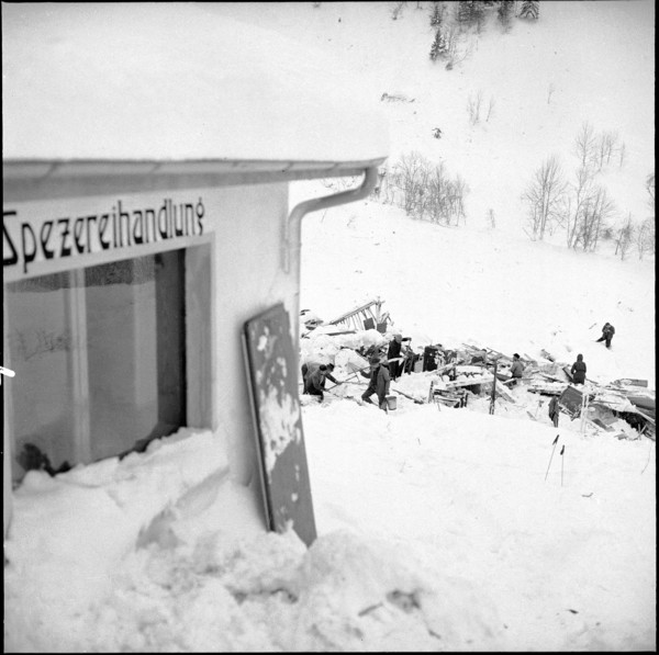 Restaurant Kaiserstock destroyed by avalanche in the Riemenstalden valley, clearing work, 1954.