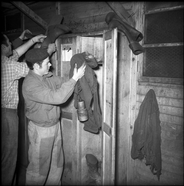 Valais, Grone coal mine, miners in the dressing room; 1957.