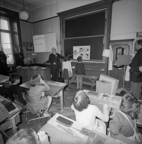 Zurich, school children learn the correct way of dental care; 1961.