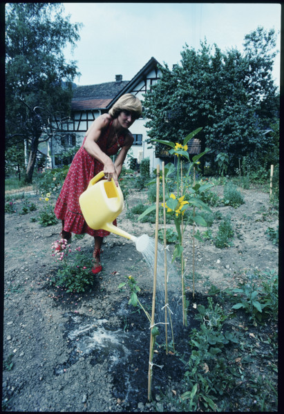 Sportwoman Uschi Meyer at her garden, Weiningen 1976.