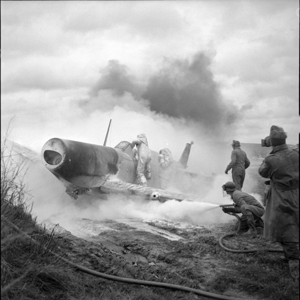 Airport fire-brigade: exercise with dry powder, Kloten 1956.