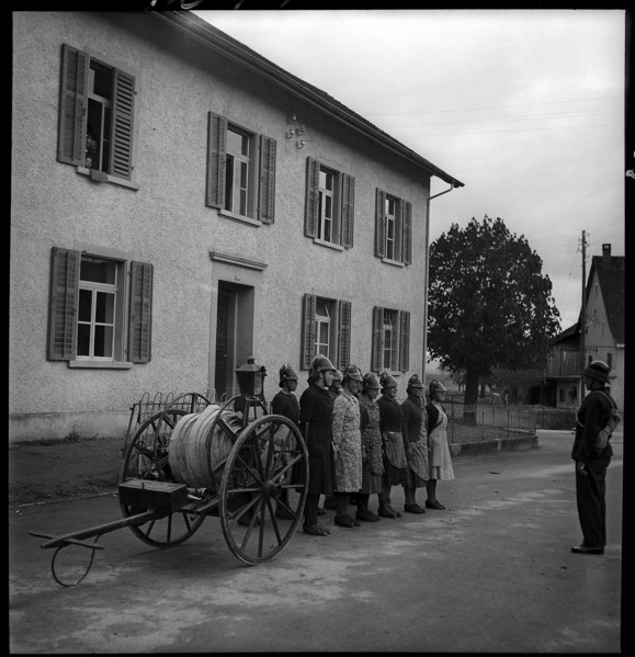 Women of the auxillary fire brigade with hose cart, 1941.