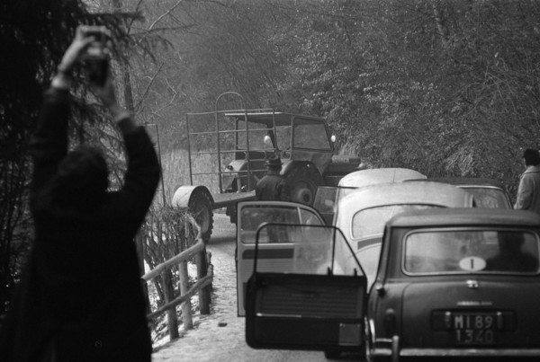 Roadblock against paparazzi on nobility pursuit, 1965.