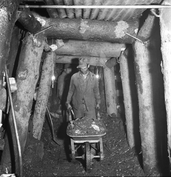 Valais, Miner; gallery; Goltschried coal mine; 1941.